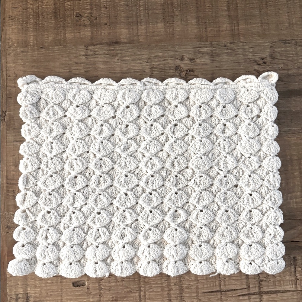 Scalloped Makeup Bag | Clutch. EUC 10”x7” Zippered | Ivory | Neutral